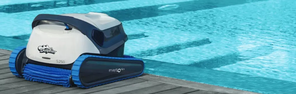 Dolphin S 250 in pool